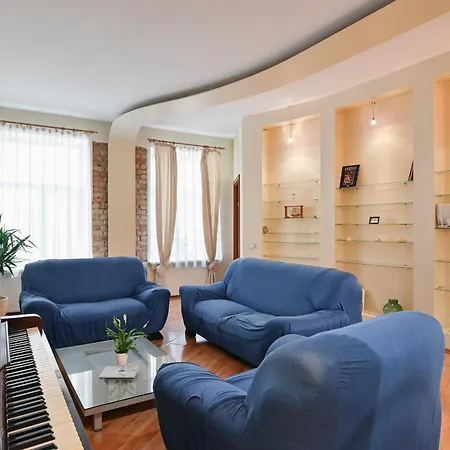 2-bdrm Quiet Apartment *