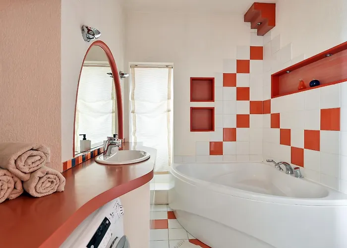 2-bdrm Quiet Apartment