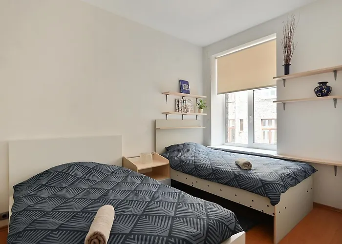 2-bdrm Quiet Apartment *