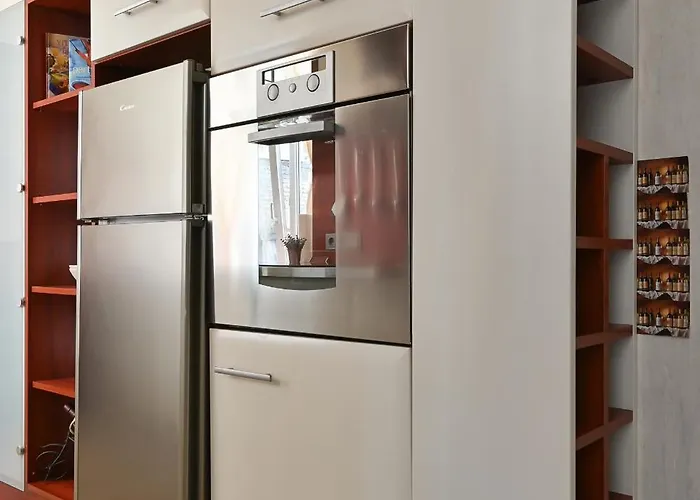 2-bdrm Quiet Apartment *