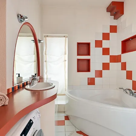 2-bdrm Quiet Apartment